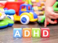 Rosszaság, túlságosan megengedő nevelés vagy divatként terjedő kifogás: az ADHD-t, azaz a figyelemhiányos hiperaktivitási zavart ma is számos tévhit és előítélet övezi. Pedig a gyerekek akár 3-5 százalékánál előforduló tünetegyüttes felismerése és megérté